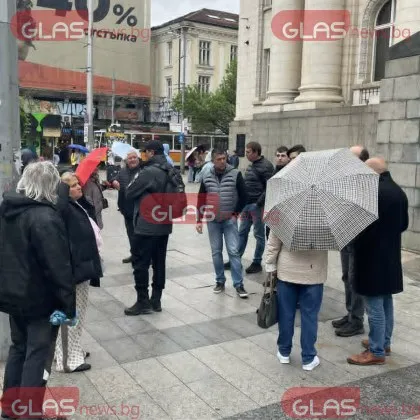 Протест пред Съдебната палата в София в подкрепа на куриерa след скандала с Ивайло Мирчев СНИМКИ
