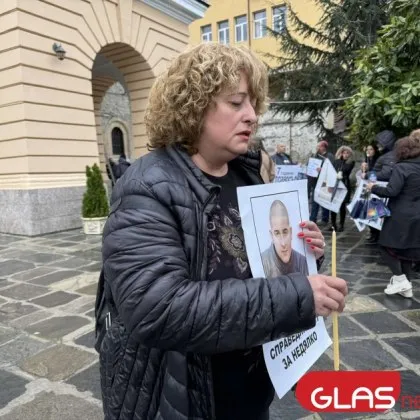 4 години гавра: Майката на убития Недялко отново излиза пред Съдебната палата в Пловдив