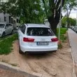 Война срещу тревата: Шофьори превърнаха в кално петно малка полянка СНИМКА