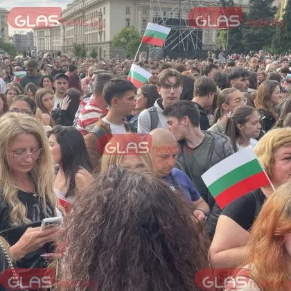 Два инцидента белязаха концерта на DARA в центъра на София ВИДЕО