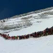 &bdquo;Зоната на смъртта" се задръсти: ужасяващи опашки към върха на Еверест
