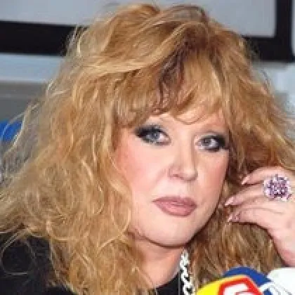 Тайно заснеха Алла Пугачова: Легендарната певица вече ходи с бастун ВИДЕО