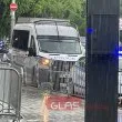 Жена на мотор се блъсна в кола в София СНИМКИ