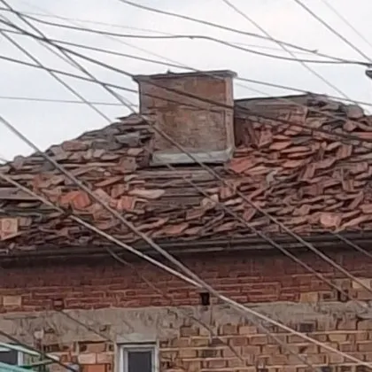 Мълния отнесе покрива на къща, местните предлагат дарителска кампания СНИМКИ