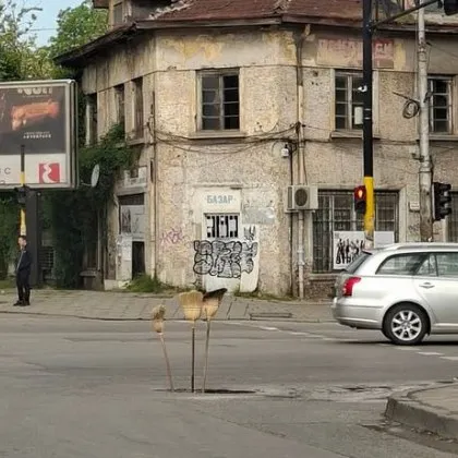 Пряк път към Хогуъртс? Три метли стърчат от шахта в София СНИМКИ