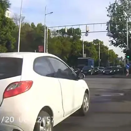 Шофьор погази знаците, едва не предизвика катастрофа в Пловдив ВИДЕО