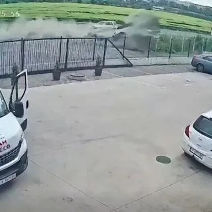 Зрелищна катастрофа: BMW полетя в канавка край Ямбол! ВИДЕО