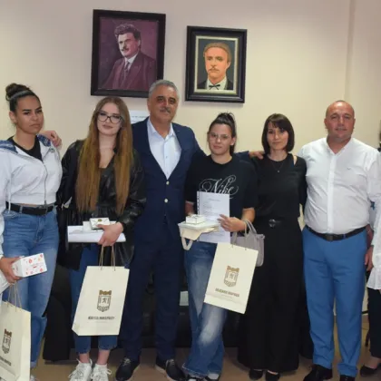 По инициатива на Община Марица три момичета от Труд получиха стипендии за университет от две фондации