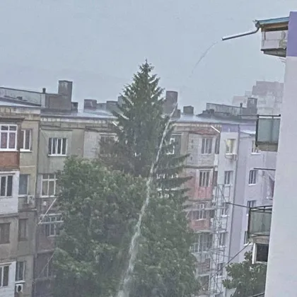 Положението е "Бангаранга": Търновци изригнаха срещу блок с безплатна "автомивка" от покрива ВИДЕО