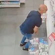 Ще ги върне ли? Жена твърди, че клиент взел изпуснатите ѝ пари в аптека