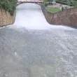 Зрелищно ВИДЕО показва преливащия язовир