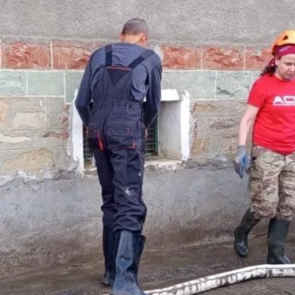 Доброволци от община Русе участват в спасителни дейности след наводненията в Габровско СНИМКИ