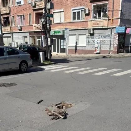 &bdquo;Новата атракция на Сливен": Опасна дупка чупи коли пред НАП СНИМКИ