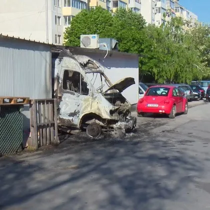 Пожар изпепели товарен бус във Варна