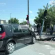 Кола се вряза в светофар в Пловдив