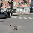 &bdquo;Новата атракция на Сливен": Опасна дупка чупи коли пред НАП СНИМКИ