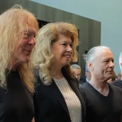 Илияна Йотова посрещна легендарните Iron Maiden ВИДЕО