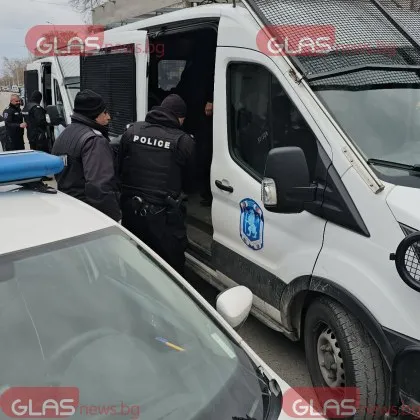 Мъж вилня с нож в София, заплашва полицаи и служители