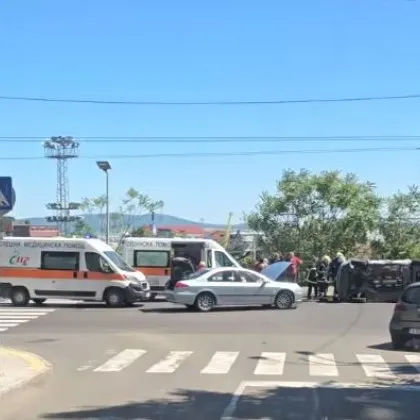 Меле в Бургас! Обърна се кола, пристигнаха медици и огнеборци ВИДЕО