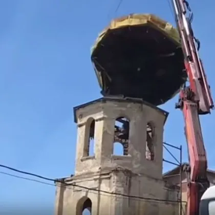 Потресаващо ВИДЕО: Куполът на 169-годишна църква се сгромоляса и се разби на парчета