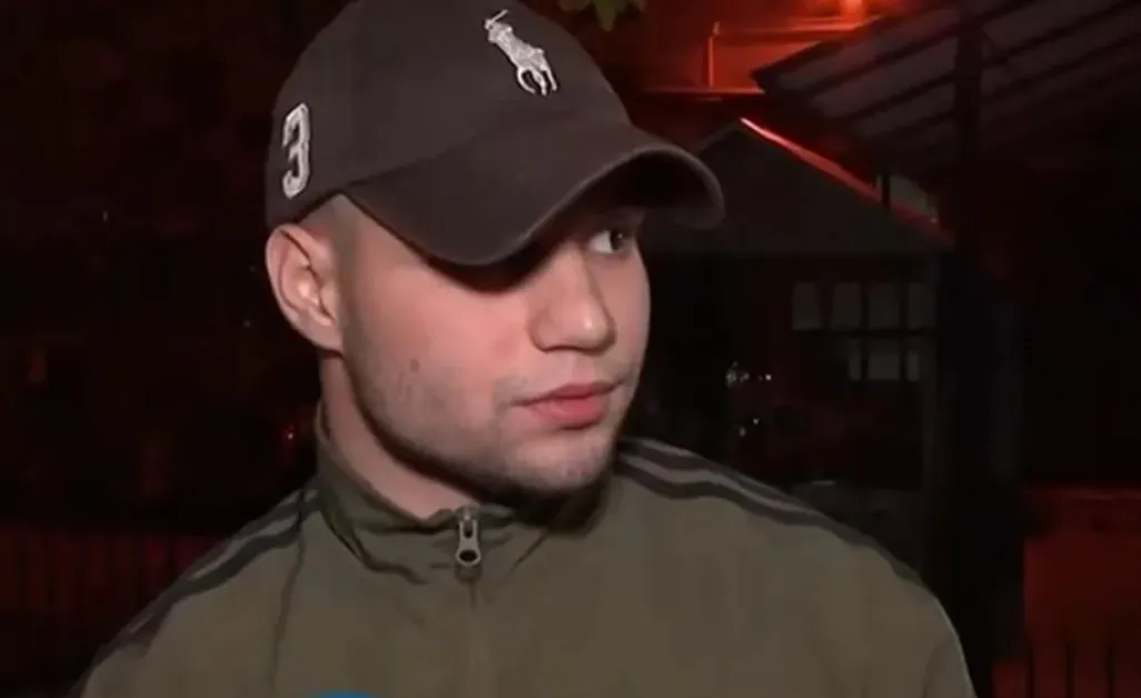 Клекнал полицай с пистолет и надпис: ужасяващ татус на крака на прокурорския син шокирал близките му