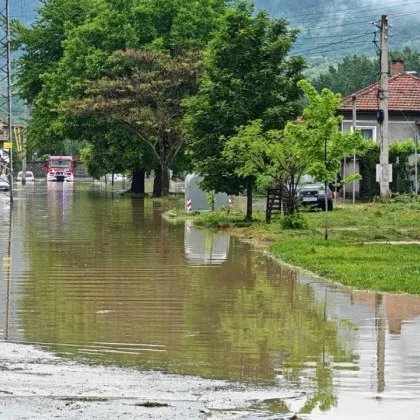 &bdquo;Газиха в кал, вода и хаос": Жена разчувства мрежата с думи за пожарникарите от Габрово и Севлиево