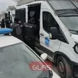 Мъж вилня с нож в София, заплашва полицаи и служители