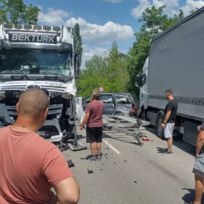 Два камиона и кола се блъснаха на път в Монтанско СНИМКИ