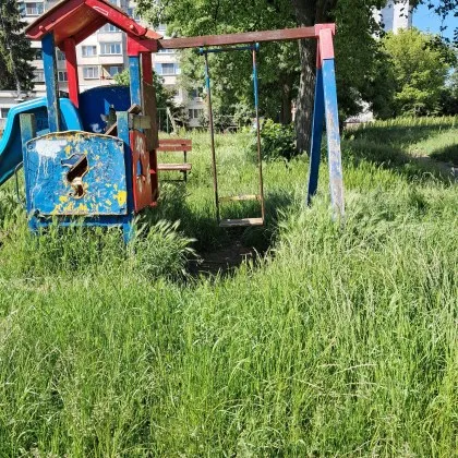 Джунгла от трева в Асеновград и капани в &bdquo;Люлин": Докога общините ще неглижират детските площадки?