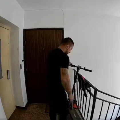 Наглост във Варна: Камера засне дръзка кражба на тротинетка ВИДЕО