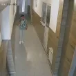 Мъж се шмугна в кооперация, за да открадне колело от 6-ия етаж ВИДЕО