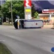 Меле в Пловдив! Частна линейка се обърна след катастрофа