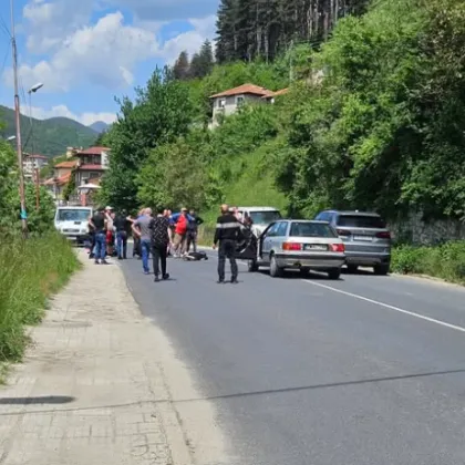 Мотористка катастрофира в Смолян, чанта се заплела в гумата СНИМКА