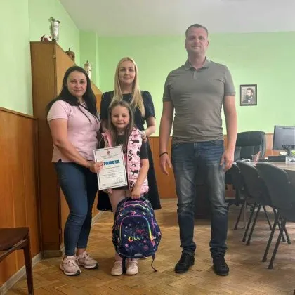 Връчиха грамота на 7-годишно момиченце, предало в полицията изгубен телефон