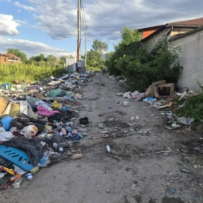 Бунище на ул. "Суходолска" в София: Жители се оплакват от системно неизхвърляне на отпадъци ВИДЕО