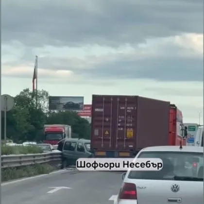 Тежка катастрофа затруднява движението на едино из изходите на Бургас Кола