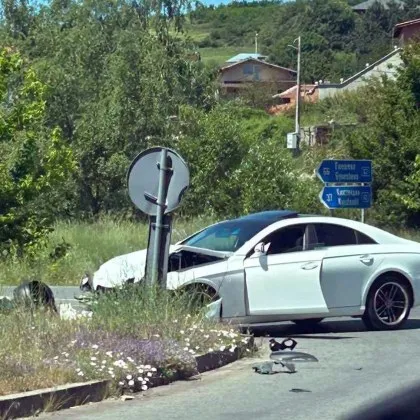 Моторист е в реанимация след катастрофа в Дупница