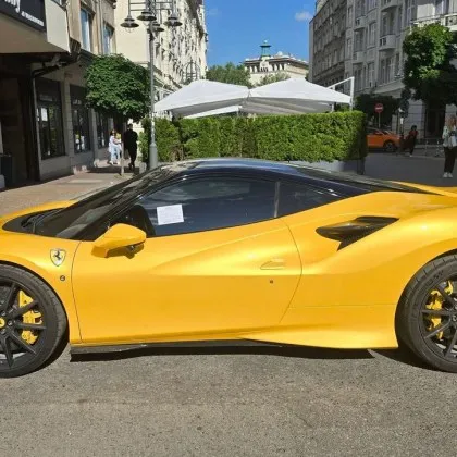 "На скъпото": Лъскаво Ferrari &bdquo;сбърка" в центъра на София, глобата не закъсня СНИМКИ