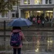 В дъжда се появи и доброто: непознат подари чадър на дете