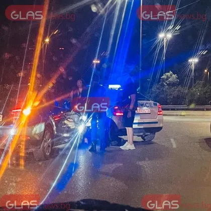 Автомобил удари полицейска кола в София, районът почерня от патрулки СНИМКИ