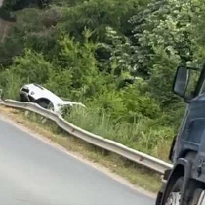 Кола изхвърча от път край Дупница ВИДЕО