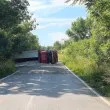 Меле! Обърна се камион, блокира път СНИМКА