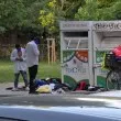 Пробна под небето: Младежи направиха хаос край контейнери за дрехи в столицата
