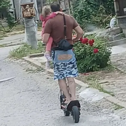 Не му пука за живота му - детето в прегръдката му обаче няма избор