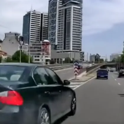 "Знае, че няма да има последствия": БМВ &bdquo;летя" на зигзаг по булевард в София ВИДЕО