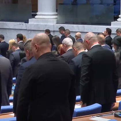 Любен Дилов-син бе почетен от депутатите в НС с минута мълчание