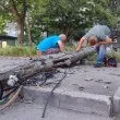 Младежи се врязаха с автомобил в бетонен стълб, спряха в детска площадка