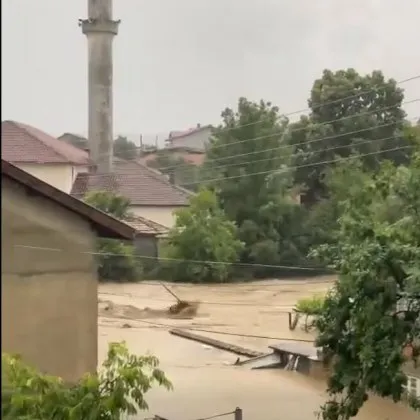 Динамично време в части от България тази привечер Мощна буря връхлетя