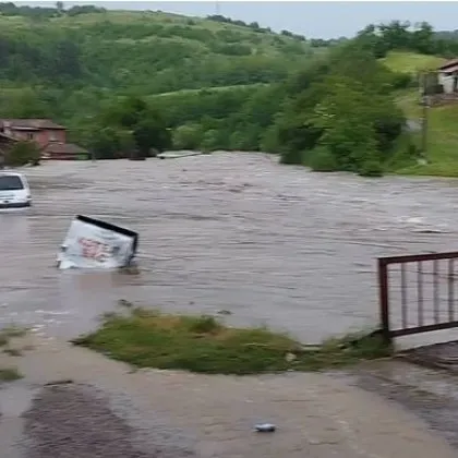 Спасиха жена от наводненото село, водата е достигнала поне метър