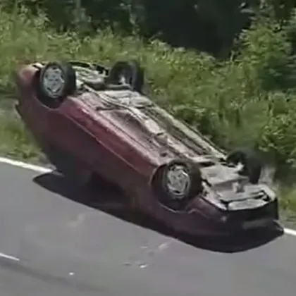Инфарктни кадри на пътя за морето: Кола се обърна по таван, шофьорът оцеля ВИДЕО